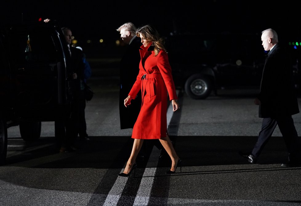 Přílet prezidenta USA Donalda Trumpa na summit NATO do Londýna. Doprovodila ho manželka Melania (2. 12. 2019).