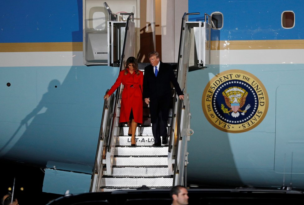 Přílet prezidenta USA Donalda Trumpa na summit NATO do Londýna. Doprovodila ho manželka Melania (2.12.2019)