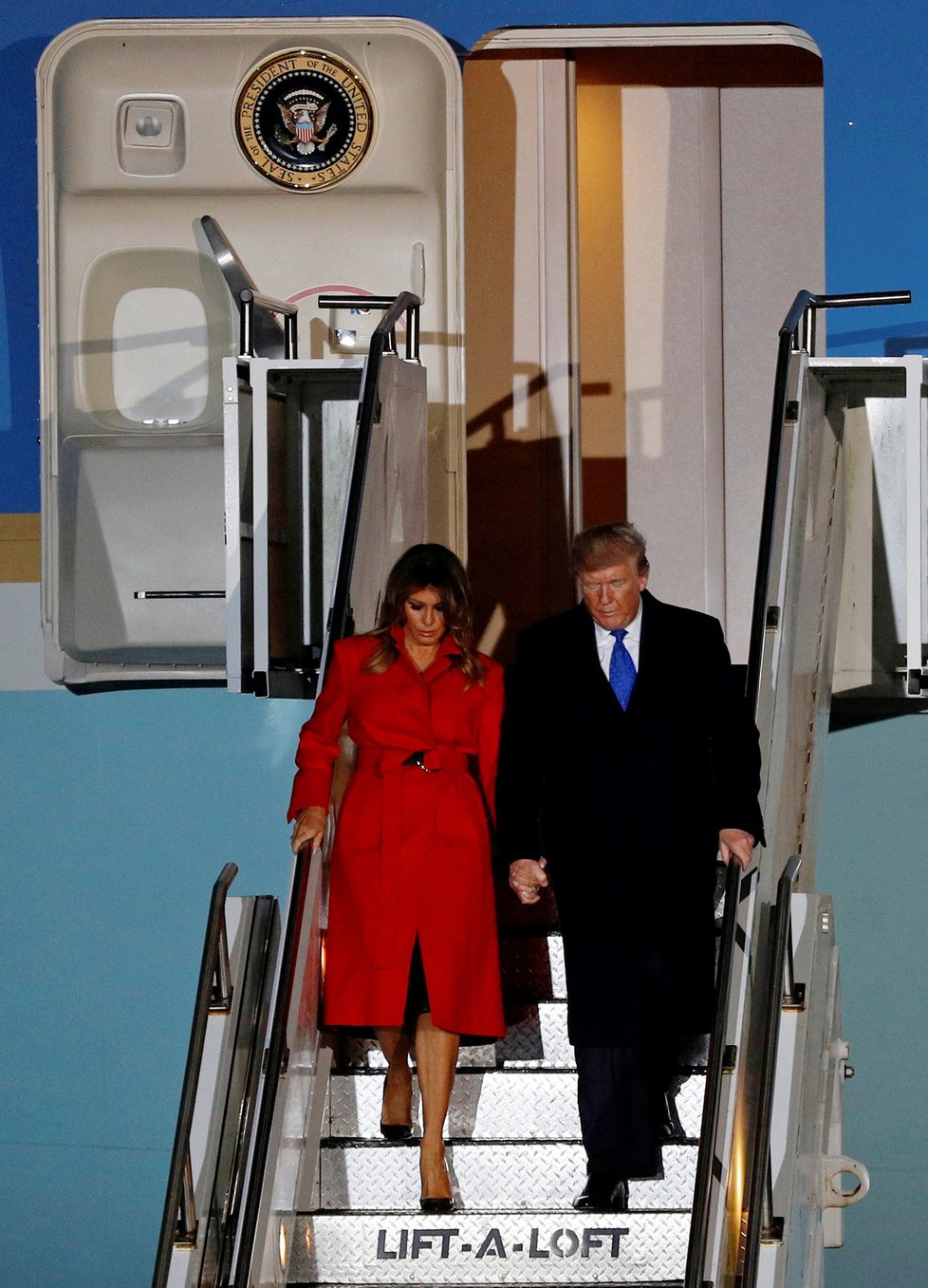 Přílet prezidenta USA Donalda Trumpa na summit NATO do Londýna. Doprovodila ho manželka Melania (2. 12. 2019).