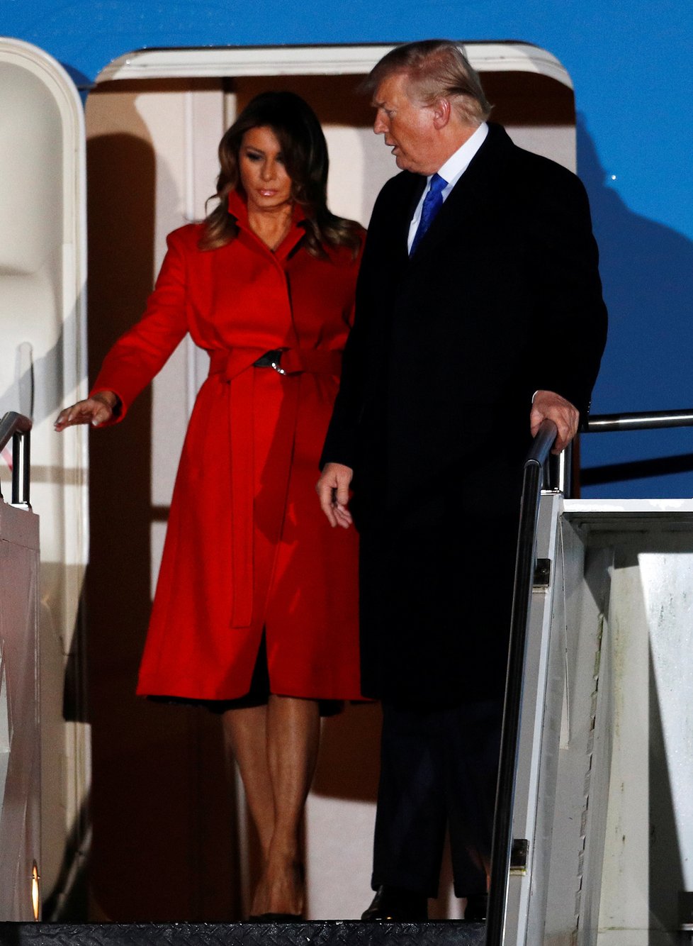 Přílet prezidenta USA Donalda Trumpa na summit NATO do Londýna. Doprovodila ho manželka Melania (2. 12. 2019).