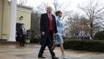 Donald Trump se svojí manželkou Melanií na cestě do Bílého domu