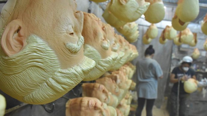 Gumové masky Donalda Trumpa vyrábějí v Mexiku