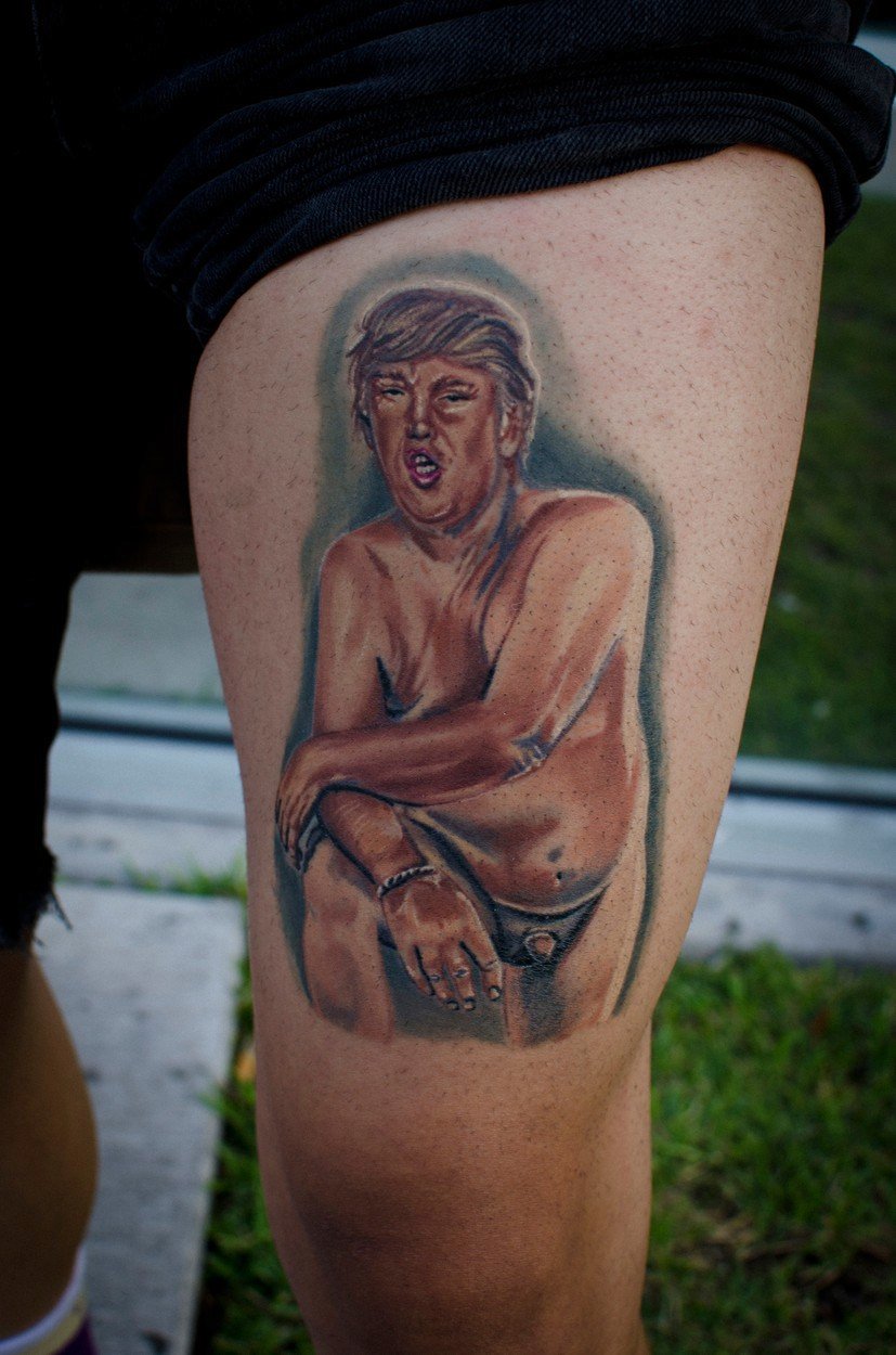 Tetování Donalda Trumpa s mikropenisem