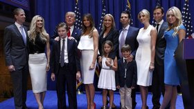 Donald Trump s rodinou: Rodinná karta mu má u voličů pomoci mírnit kontroverze