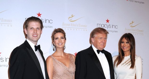 Donald Trump s manželkou Melanií, dcerou Ivankou a jejím manželem Jaredem Kushnerem