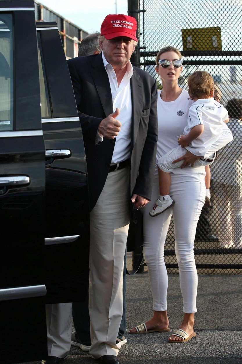 Ivanka Trump se synem Josephem. Kromě něj má ještě dceru Arabellu. Vlevo Donald Trump.