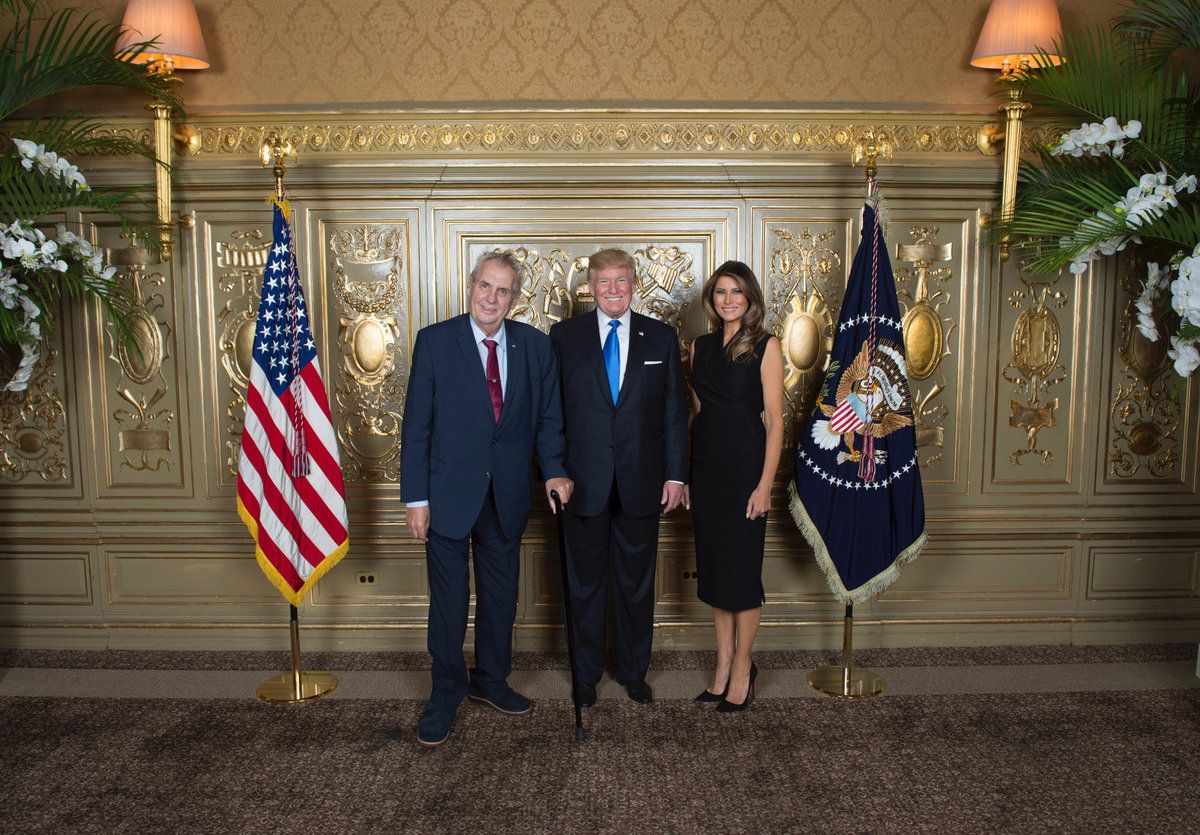 Zeman (vlevo) se setkal s americkým prezidentem Donaldem Trumpem a jeho manželkou Melanií.