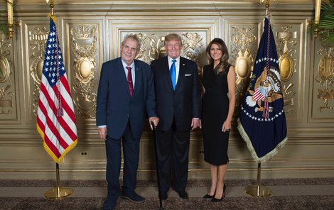 Zeman (vlevo) se setkal s americkým prezidentem Donaldem Trumpem a jeho manželkou Melanií.