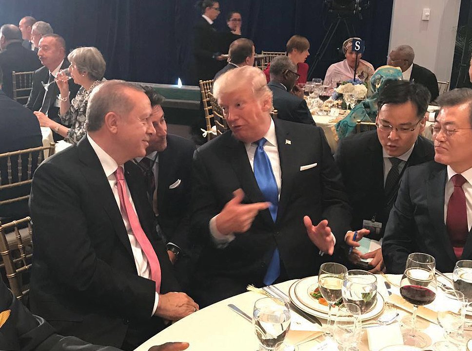 Trump se na recepci dobře bavil. 