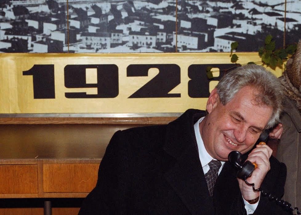 Miloš Zeman telefon zvedl.