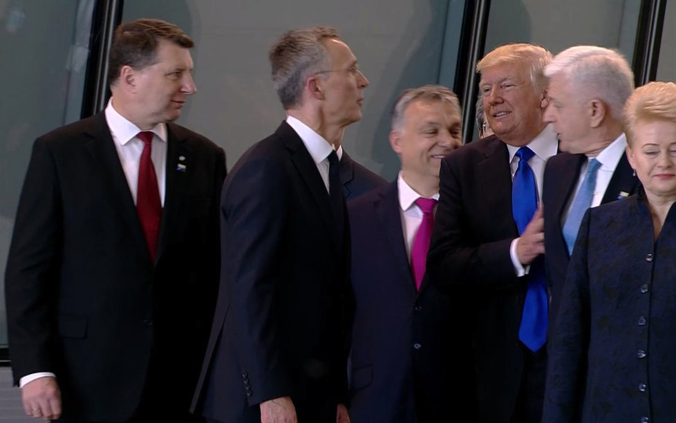 Tank Trump odstrčil na jednání NATO v Bruselu černohorského premiéra Markoviče