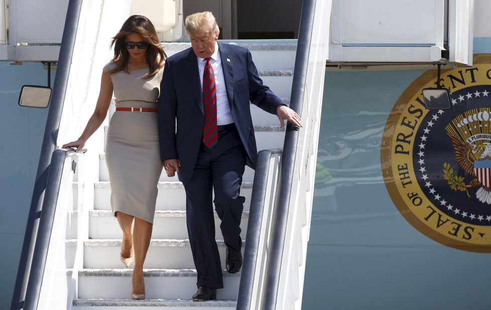 Prezident Trump s manželkou Melanií dorazil do Británie.