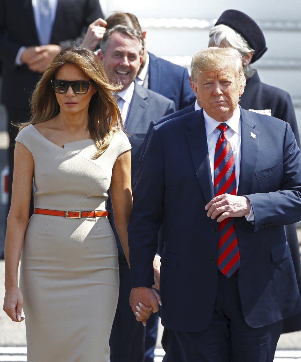 Prezident Trump s manželkou Melanií dorazil do Británie.