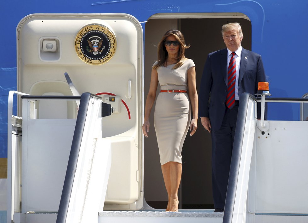 Prezident Trump s manželkou Melanií dorazil do Británie.