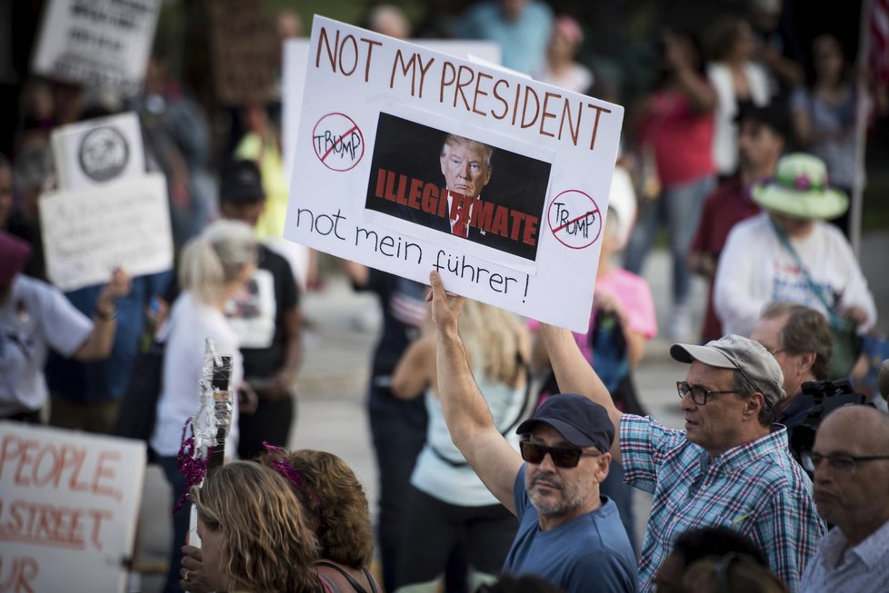 Protestující před holdingem Donalda Trumpa. Není mým prezidentem, stojí na transparentu, který odkazuje i k nacistickému Německu.
