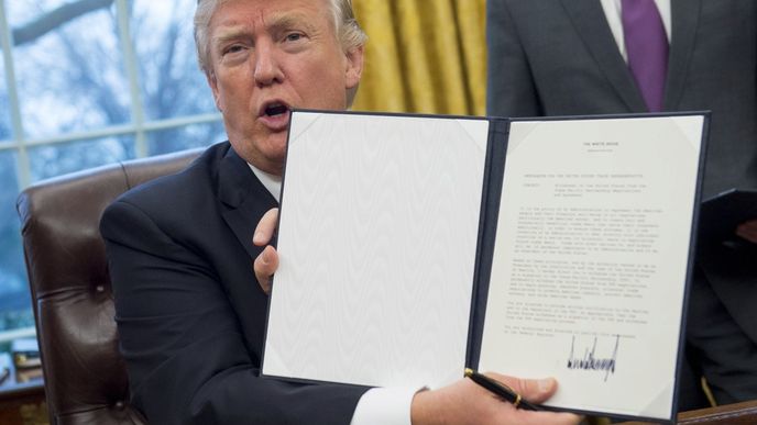 Donald Trump ukazuje podpis pod jedním ze svých prezidentských dekretů.