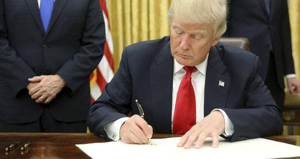 Trump ohlásil „protimuslimský“ dekret číslo 2. A popřel spojení s Rusy