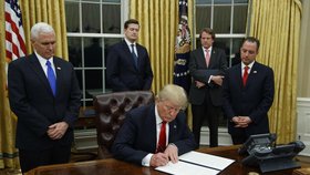 Donald Trump ve své oválné pracovně v Bílém domě stvrzuje svým podpisem nového ministra obrany.