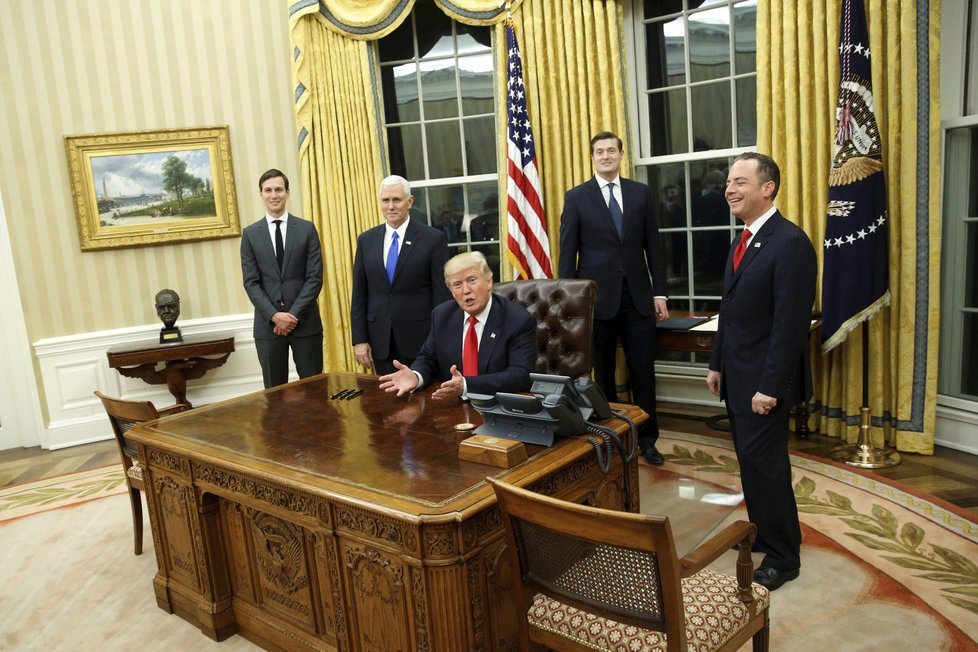 Donald Trump ve své Oválné pracovně v Bílém domě stvrzuje svým podpisem nového ministra obrany.