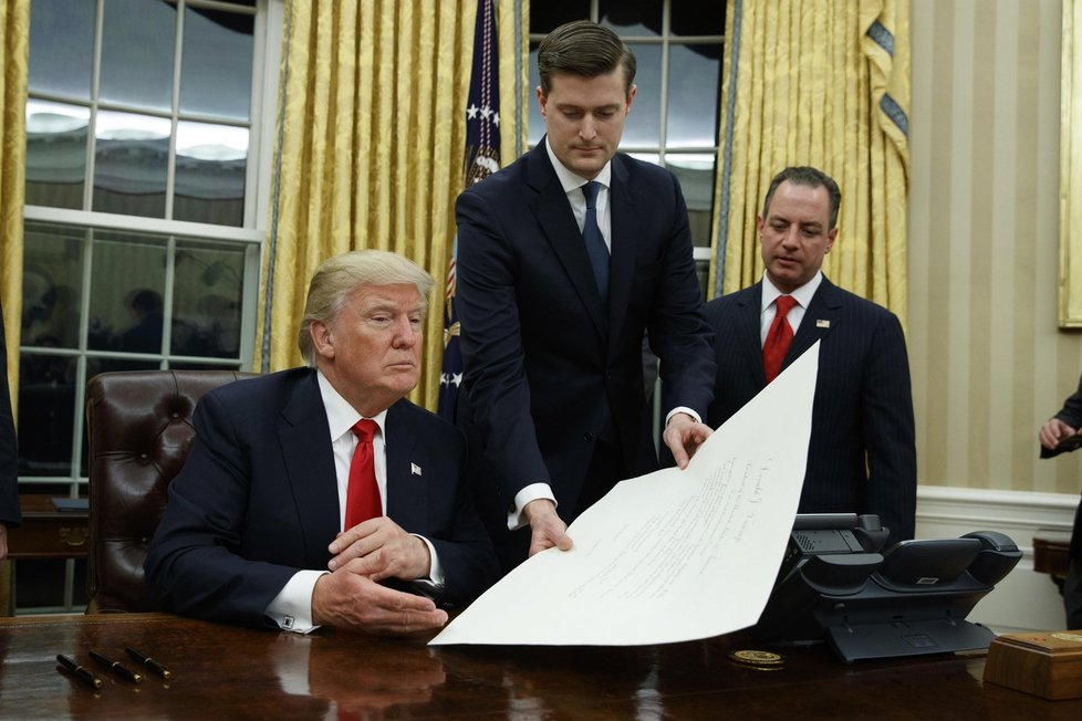 Donald Trump ve své oválné pracovně v Bílém domě stvrzuje svým podpisem nového ministra obrany.