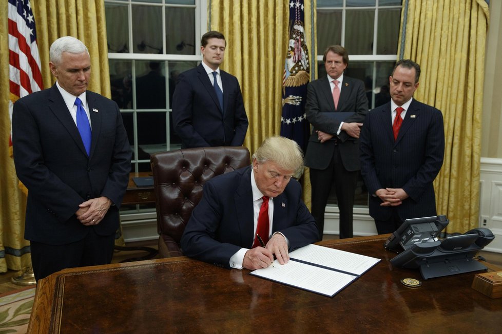 Donald Trump ve své Oválné pracovně v Bílém domě stvrzuje svým podpisem nového ministra obrany.