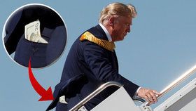 Trump odhalil, co nosí v kapse. Bankovky mu vlály z kalhot při nástupu do letadla