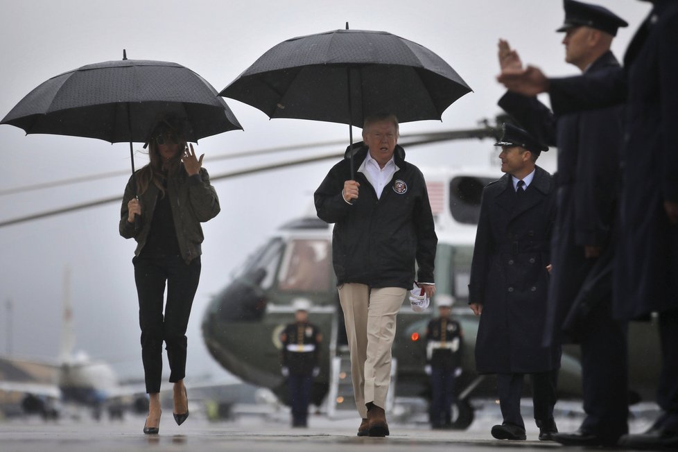 Donald Trump a Melania Trump vyrazili do Texasu, první dáma zaujala vysokými podpatky.