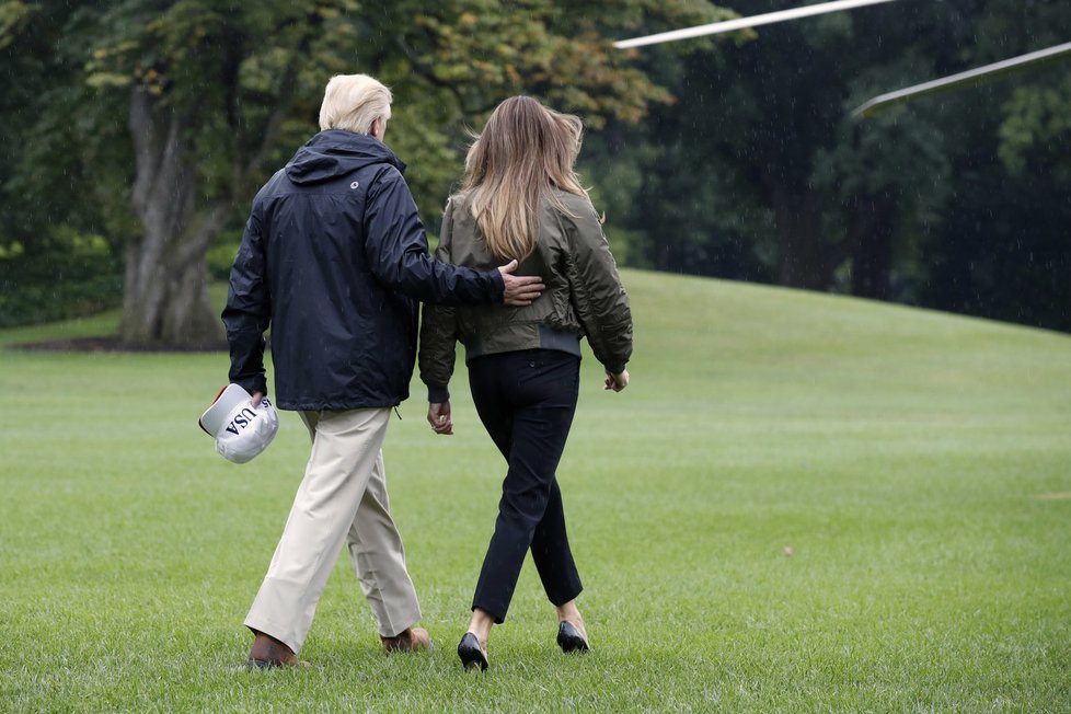 Donald Trump a Melania Trump vyrazili do Texasu, první dáma zaujala vysokými podpatky