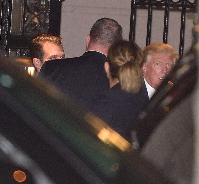 Donald Trump před restaurací Club 21