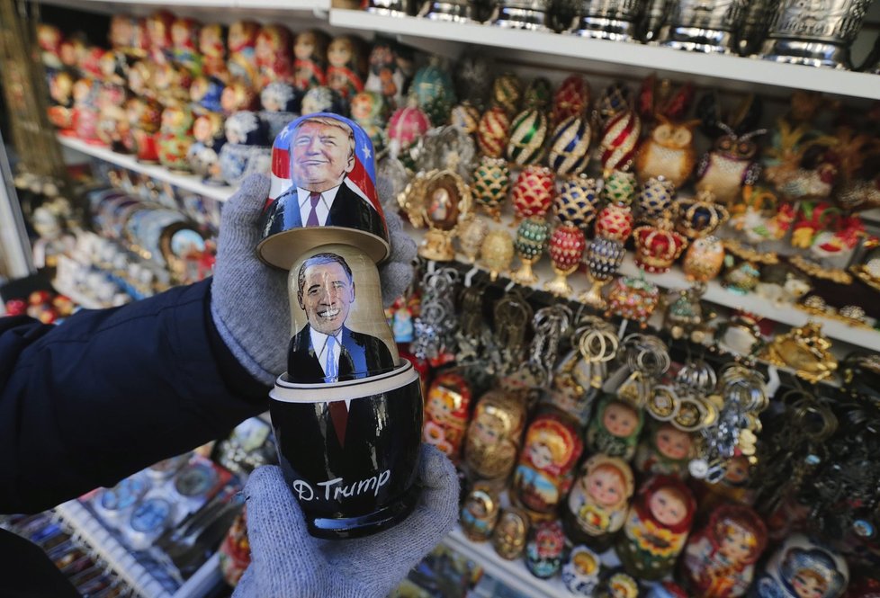 Ruští obchodníci začali při příležitosti inaugurace Donalda Trumpa prodávat  matrjošku s jeho podobiznou, která v sobě ukrývá předchozího prezidenta Baracka Obamu.