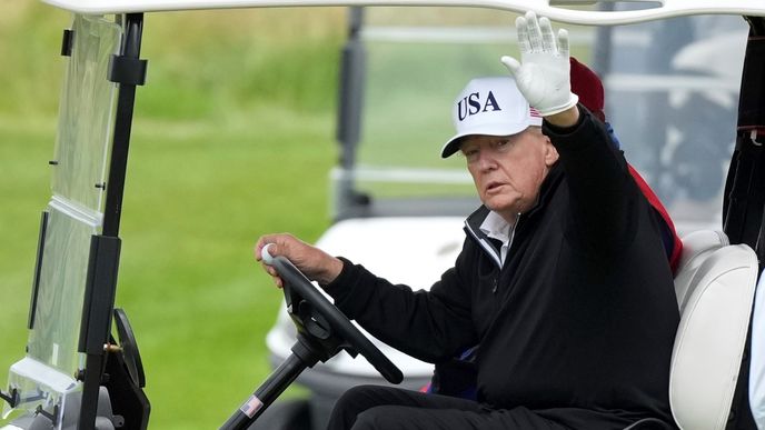 Prezident Spojených států Donald Trump ve svém golfovém rezortu v skotském Turnberry. Prezident Spojených států Donald Trump ve svém golfovém rezortu v skotském Turnberry.