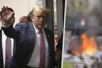 Proces s Trumpem kvůli pornoherečce: Před budovou soudu se zapálil muž! Je v kritickém stavu