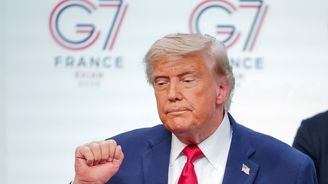 Za zelené zrcadlové jezírko můžou sabotáže vandalů, tvrdí Trump. Do jezírka vyslal letadlovou loď Za zelené zrcadlové jezírko můžou sabotáže vandalů, tvrdí Trump. Do jezírka vyslal letadlovou loď