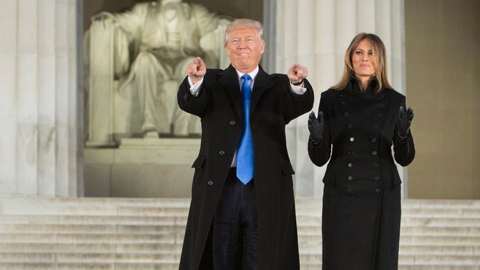 Donald Trump s manželkou Melanii při návštěvě Lincolnova památníku