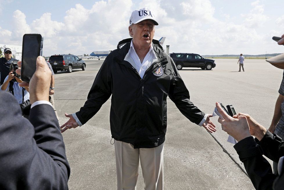 Donald Trump s Melanií navštívil Floridu postiženou hurikánem Irma.