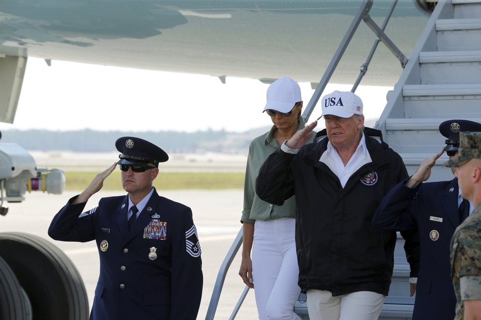 Donald Trump s Melanií navštívil Floridu postiženou hurikánem Irma.