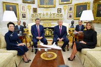 Trump a Si Ťin-pching řešili v Bílém domě i pandy. Melania s první dámou Číny pózovaly s dětmi