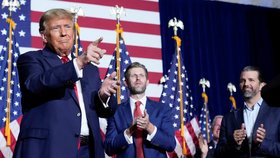 Donald Trump vyhrál republikánské primárky v Iowě, na pódi uslavil i se syny Ericem a Donaldem Jr.