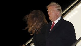 Prezident USA Donald Trump s manželkou Melanií po příletu do Francie. První dámu USA potrápil na letišti Orly vítr (9.11.2018)