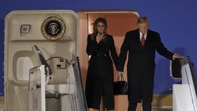 Prezident USA Donald Trump s manželkou Melanií po příletu do Francie. První dámu USA potrápil na letišti Orly vítr (9.11.2018)