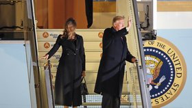 Prezident USA Donald Trump s manželkou Melanií po příletu do Francie. První dámu USA potrápil na letišti Orly vítr (9.11.2018)