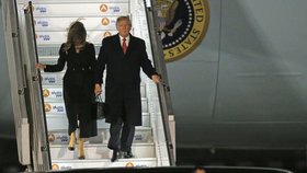 Prezident USA Donald Trump s manželkou Melanií po příletu do Francie. První dámu USA potrápil na letišti Orly vítr (9.11.2018)