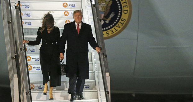 Vyplácel milenky? Trump uletěl před problémy z USA, Melanii v Paříži potrápily vlasy