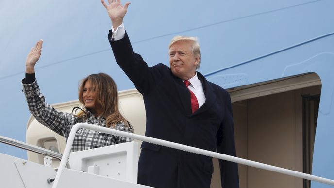 Donald Trump s manželkou Melanií před odletem na přehlídku do Paříže