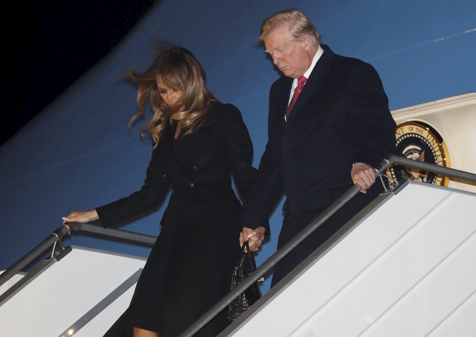 Prezident USA Donald Trump s manželkou Melanií po příletu do Francie. První dámu USA potrápil na letišti Orly vítr (9.11.2018).