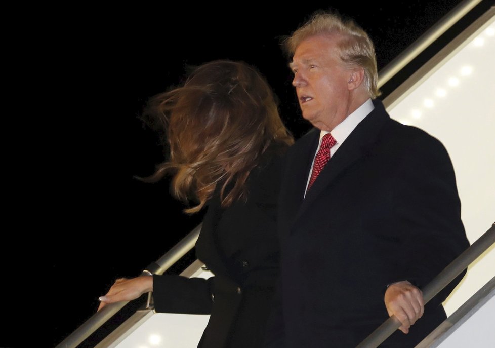 Prezident USA Donald Trump s manželkou Melanií po příletu do Francie. První dámu USA potrápil na letišti Orly vítr (9.11.2018).