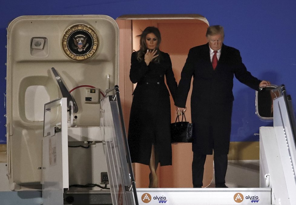 Prezident USA Donald Trump s manželkou Melanií po příletu do Francie. První dámu USA potrápil na letišti Orly vítr (9.11.2018)