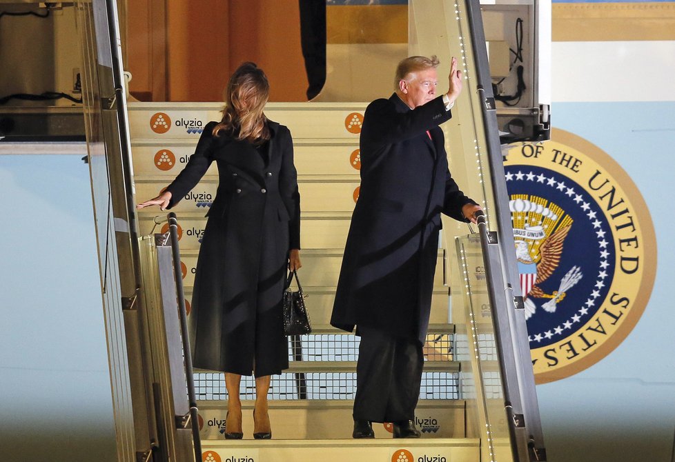 Prezident USA Donald Trump s manželkou Melanií po příletu do Francie. První dámu USA potrápil na letišti Orly vítr (9.11.2018).