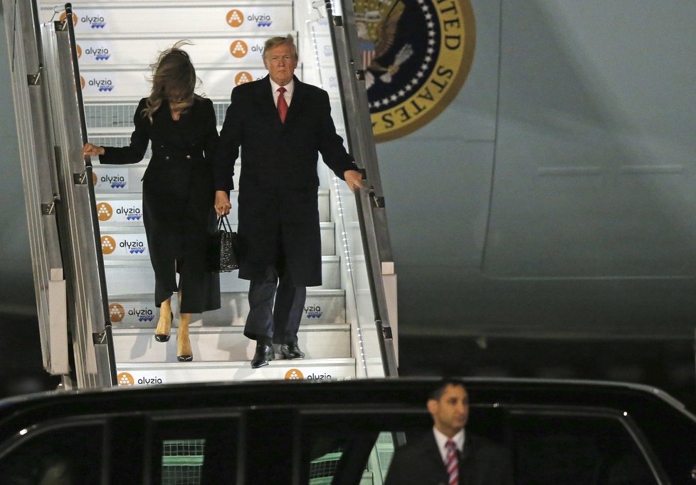 Prezident USA Donald Trump s manželkou Melanií po příletu do Francie. První dámu USA potrápil na letišti Orly vítr (9.11.2018).