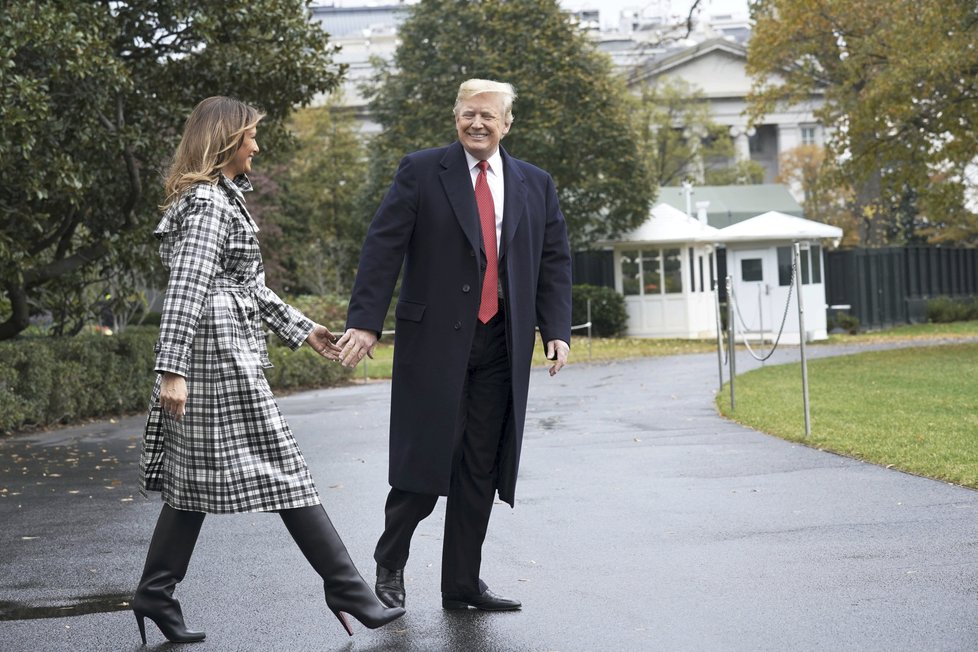 Donald Trump s manželkou Melanií před odletem na přehlídku do Paříže